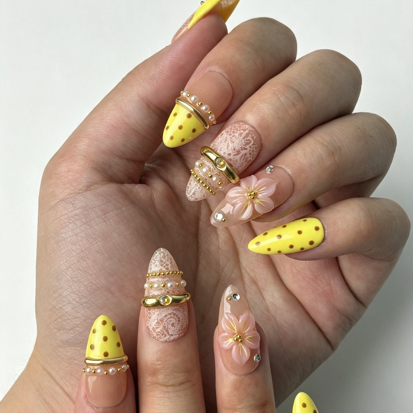 Bright fresh Lace Daisy press on nails party casual manicure